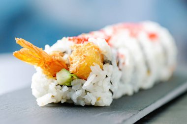Japon suşi tempura maki karidesi. Geleneksel Japon yemek tarzı, restoran menüsü.