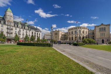 Yaz günü üzerinde Oslo Parlament cephesinde kare