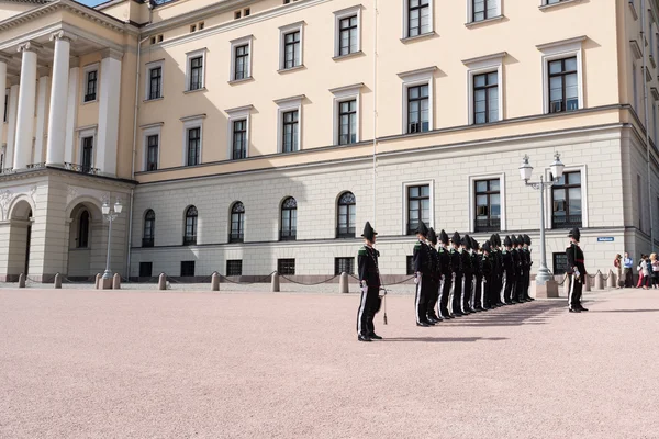 Ändring av vakter vid kungliga palatset på sommaren — Stockfoto