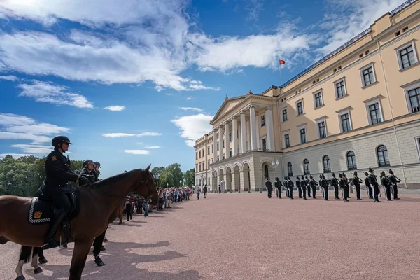 Ändring av vakter vid Kungliga slottet Oslo — Stockfoto