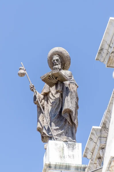 Estatua monje en la parte superior del edificio —  Fotos de Stock