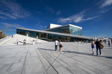 Mavi gökyüzü ile ulusal Oslo Opera Binası
