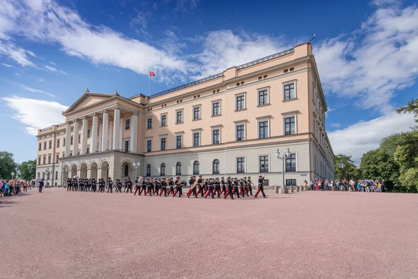 Zmiana strażników Pałacu Królewskiego w Oslo Norwegia — Zdjęcie stockowe