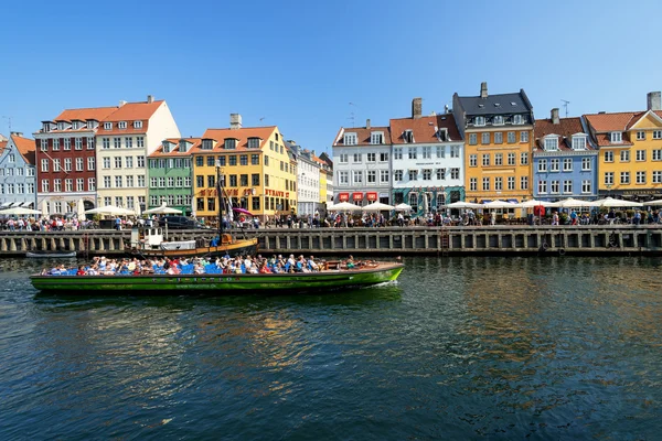 Boten met toeristen op Nyhavn — Stockfoto