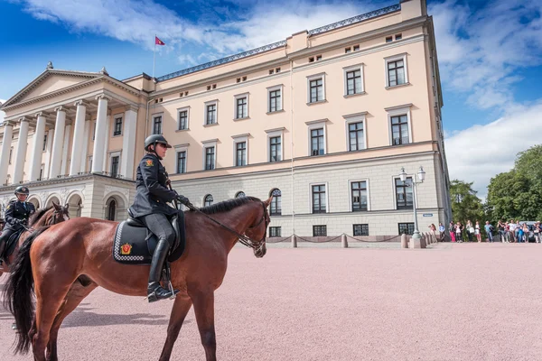 Police à cheval près du Palais Royal à Oslo — Photo