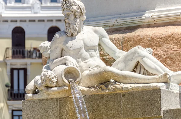 Standbeeld van de mens als een fontein — Stockfoto
