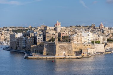 Valletta manzarası ile duvar gün batımında