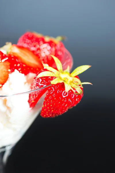 Ice cream and strawberry — Stock Photo, Image
