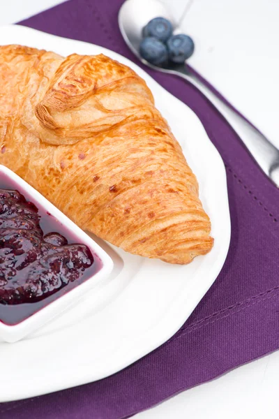 Croissant with blueberry — Stock Photo, Image