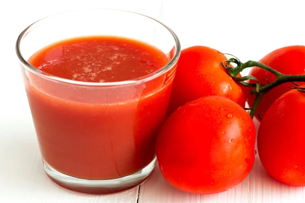 Tomatensap in glas en tomaten — Stockfoto