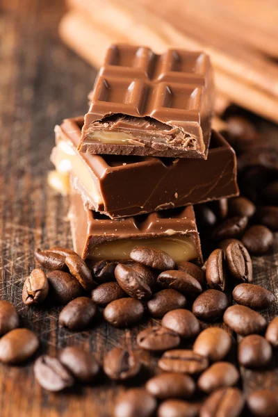 Chocolate bar och Coffee beans — Stockfoto