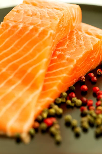 Salmone crudo e grani di pepe — Foto Stock