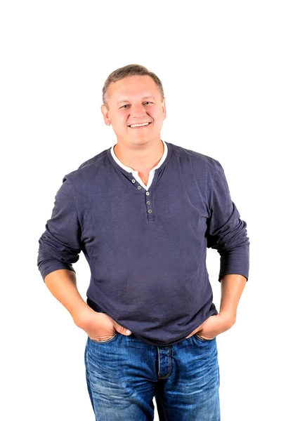 Orta yaşlı adam kot pantolon ve gülümseyen kayıtsızca giyinmiş