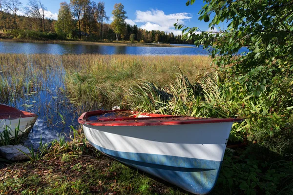 Осінні озера в Норвегії відмовилися човен — стокове фото