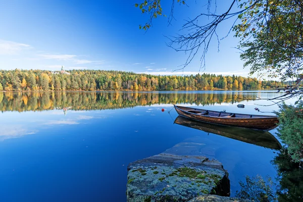 Őszi tónak csónak kikötve, Norvégia — Stock Fotó