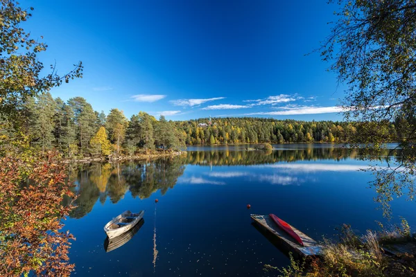 Boat and kayak on autumn lakes — Stock Photo, Image