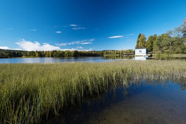 Осінні озера в Норвегії house — стокове фото