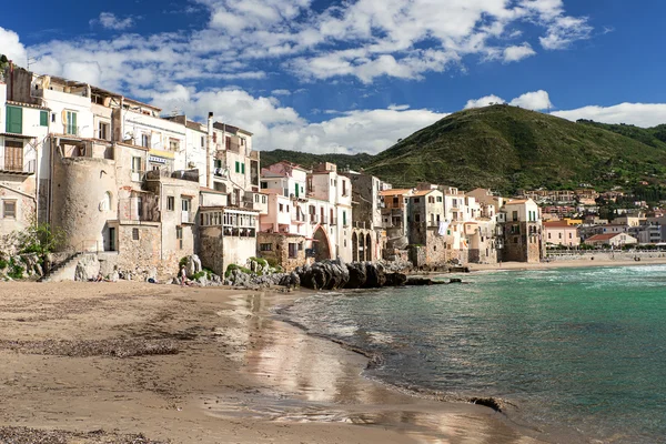 Людей на пляжі в Cefalu — стокове фото