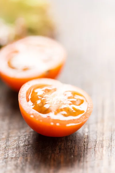 Sliced tomatoes on cutting board — Stock Photo, Image