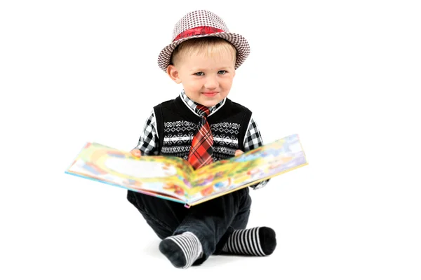 Uśmiechnięty chłopiec z książki — Zdjęcie stockowe