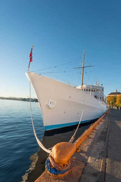 Weißes Schiff auf Himmelshintergrund — Stockfoto