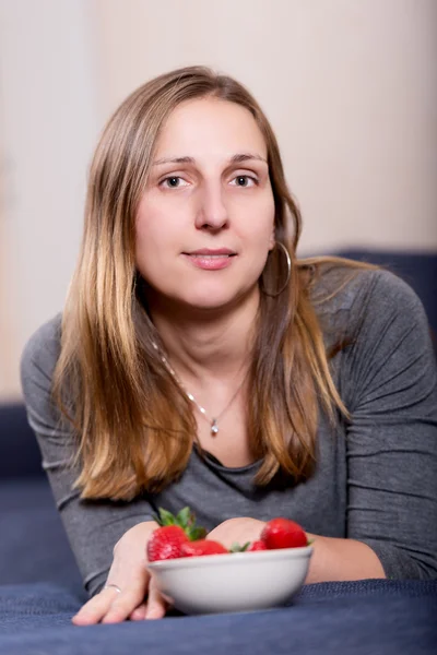 Young brunette woman with strawberries — Stock Photo, Image