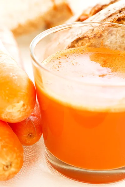 Set di carote con succo e pane — Foto Stock