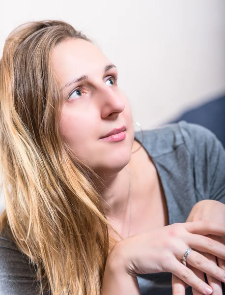 Portret van jonge brunette vrouw — Stockfoto