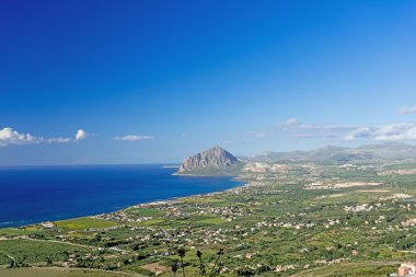 Sicilya sahil üzerinde bir deniz manzarası