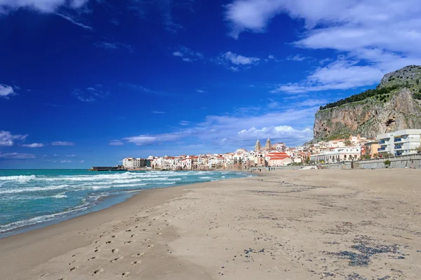 Cefalu boş kumsalda — Stok fotoğraf