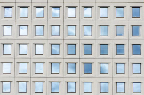 Reflexão de nuvens em janelas — Fotografia de Stock