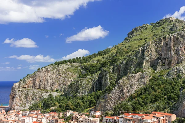 Montaña con ruinas antiguas — Foto de Stock