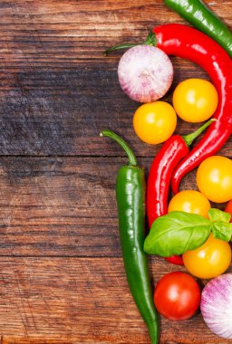 Meşe masaya yiyecek