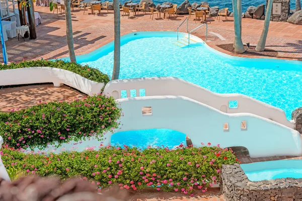 Zwembad op tropisch eiland — Stockfoto