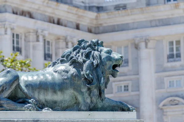 Sculpture d'un lion pondeur — Photo