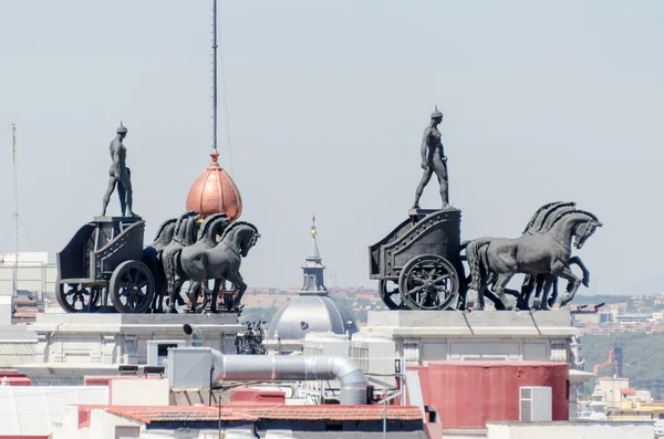 Statuen auf dem Dach von banco bilbao vizcaya madrid spanien — Stockfoto