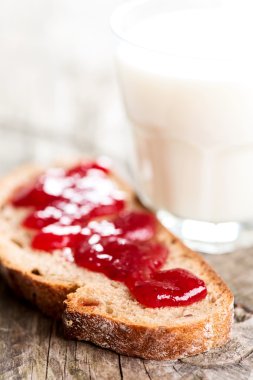 Çilek yayıldı ve bir bardak süt ile ekmek