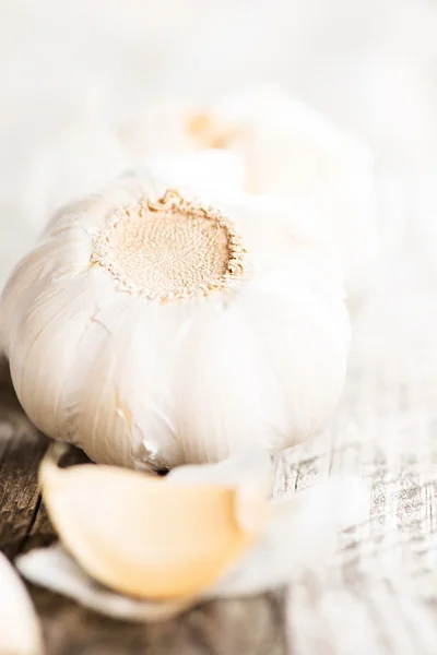 Garlic on rustic wooden table — Stock Photo, Image