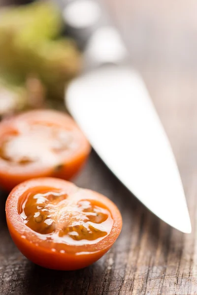 커팅 보드에 토마토를 슬라이스 — 스톡 사진