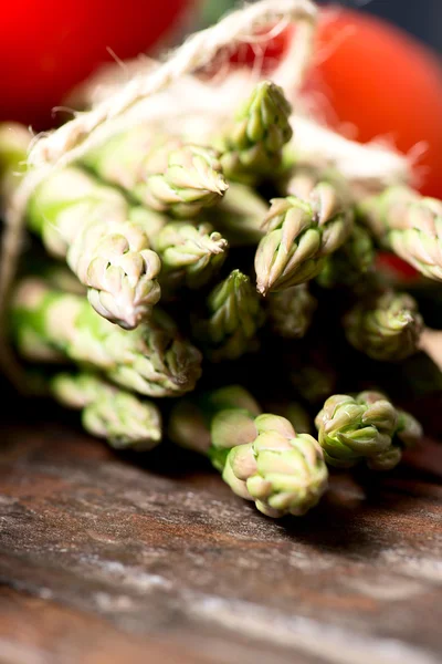 Spargel auf Holztisch — Stockfoto