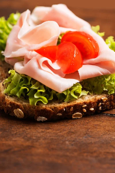 Panino al prosciutto con pomodoro — Foto Stock