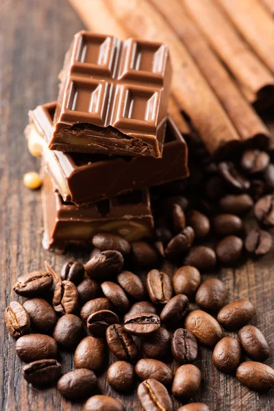 Chocolate bar and cofee beans — Stock Photo, Image