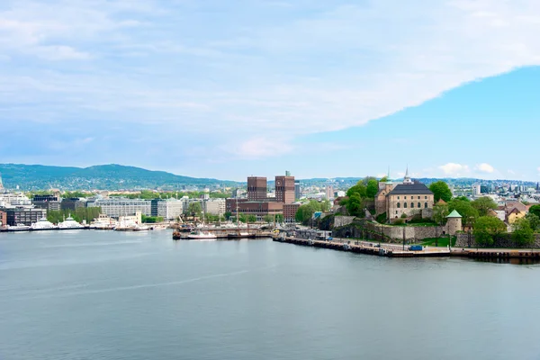 Norvegia Radhuset e castello di Akershus dal mare — Foto Stock