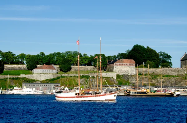 Лодки с крепостью Акерсхус на заднем плане — стоковое фото