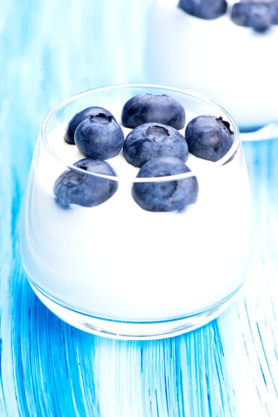 蓝莓和酸奶在高键 — 图库照片