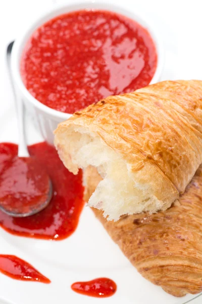 Croissant e marmellata di fragole — Foto Stock