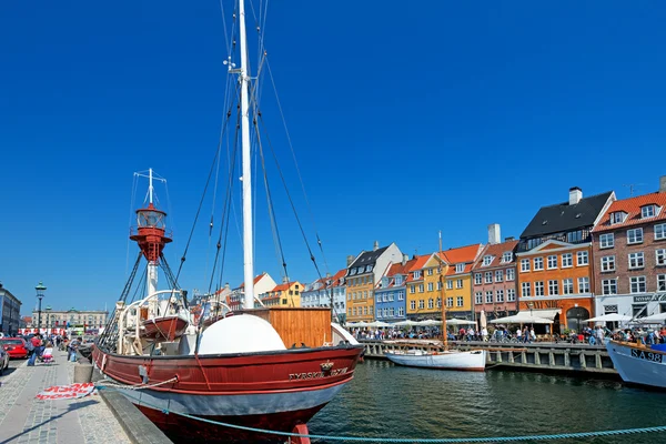 Nyhavn Promenade in Kopenhagen, Dänemark — Stockfoto