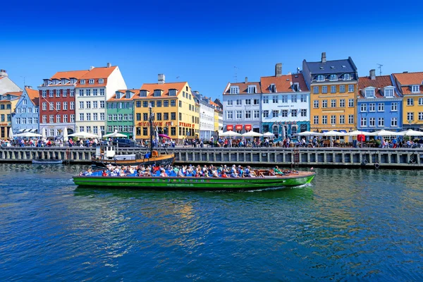 Nyhavn Promenade i Köpenhamn, Danmark — Stockfoto