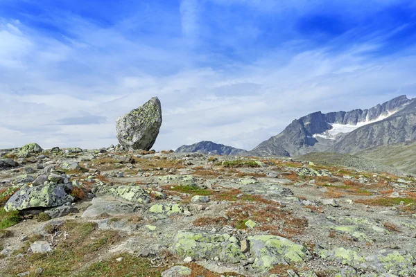 Lone staande rock op Besseggen Ridge — Stockfoto