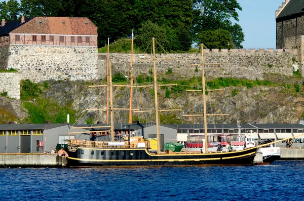 Barco perto da Fortaleza de Akershus — Fotografia de Stock
